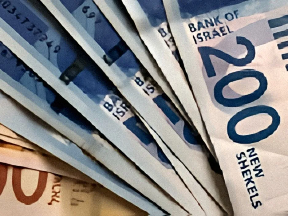 Israeli shekel banknotes fanned out, 200 and 100 New Shekel notes